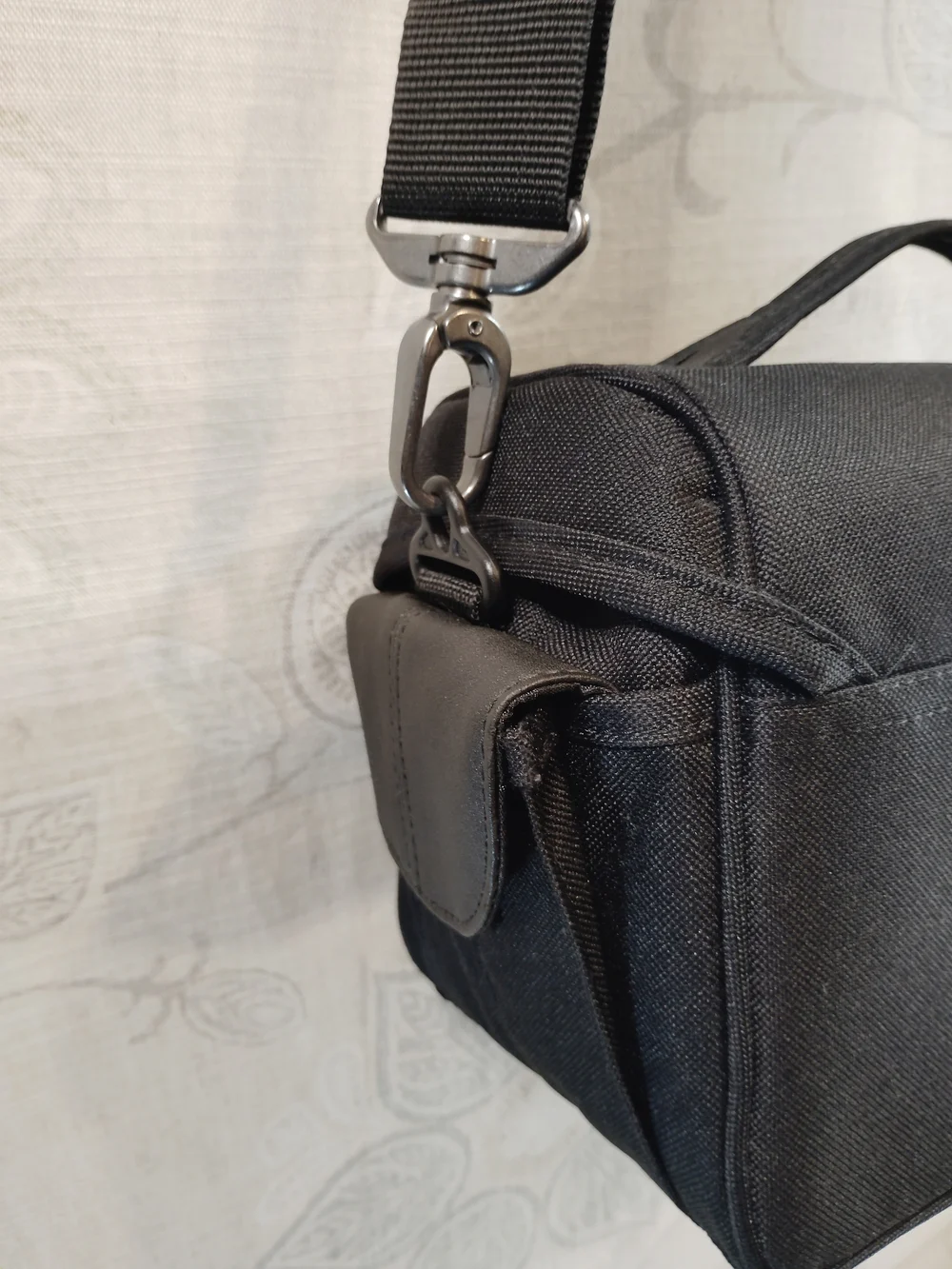 Tamrac Black Messenger/Crossbody /Camera Bag with Shoulder Strap